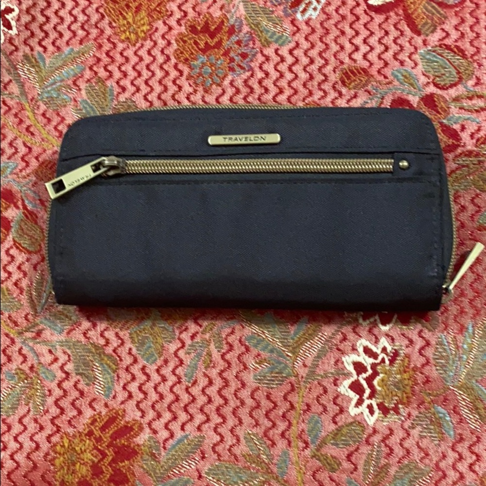Travelon black wallet